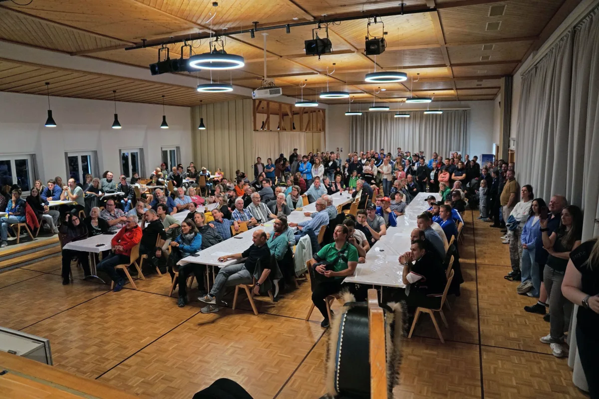Fans, Freunde, Familie, Anwohner. Alle versammelt im Saal.